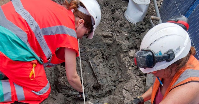 Esqueleto de 500 anos de idade ainda usando botas é encontrado no rio de Londres