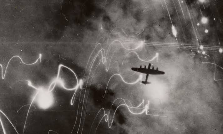 25 de Outubro de 1940: Raids Pesados da RAF em Berlim e Hamburgo – A Retaliação Inicial à Blitz