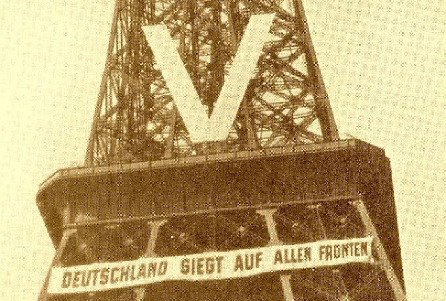 A Torre Eiffel durante a ocupação alemã, 1940