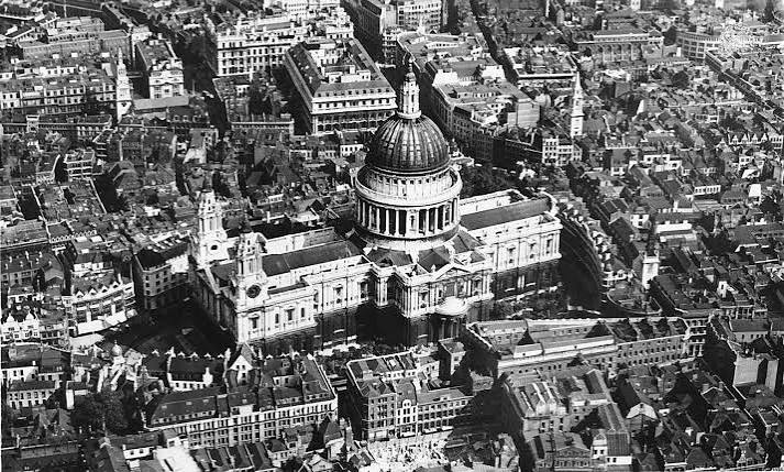 Incêndio Aéreo em Londres: Catedral de St. Paul no Limite da Destruição (29 de dezembro de 1940)