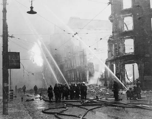 Manchester Blitz: O Pior Raid do Mês Devasta a Cidade (22-24 de dezembro de 1940)