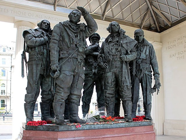 Memorial da RAF em Londres foi vandalizado