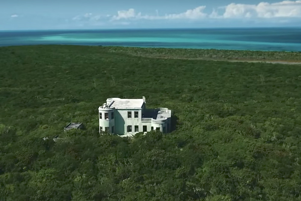 Um castelo alemão abandonado em uma ilha nas Bahamas
